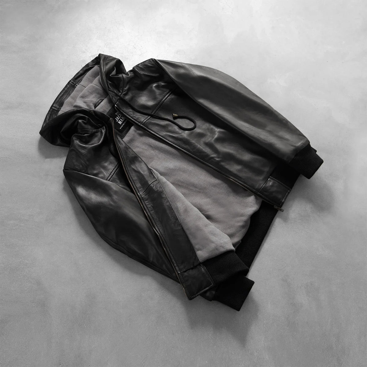 
Pamje e veshur në trup:  Nintenzo Black Hooded Leather Jacket në model në dritë natyrale dite