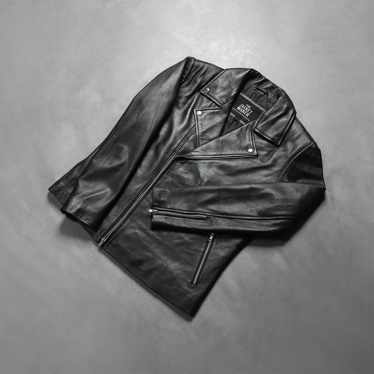 
Përpunim artizanal i buzës së poshtme Noah Black Leather Biker Jacket