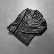 
Përpunim artizanal i buzës së poshtme Noah Black Leather Biker Jacket
