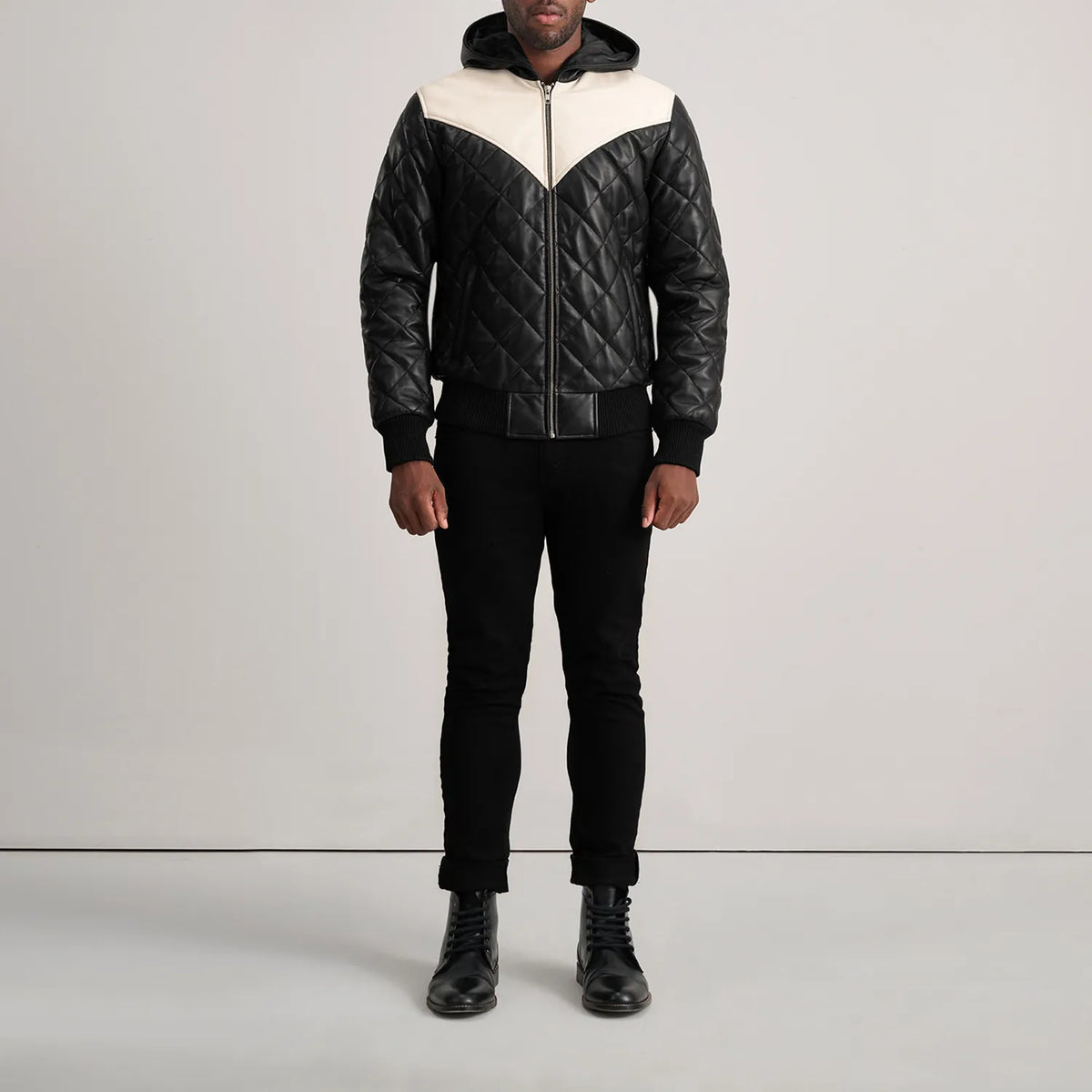 
Norman Tan Hooded Bomber Leather Puffer Jacket - Pamje anësore me prerje ergonomike të mëngëve