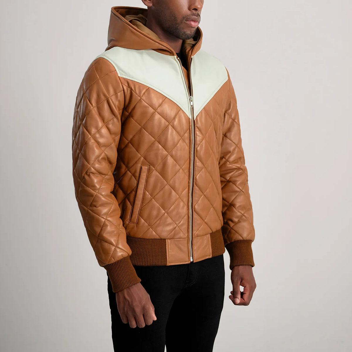 
Pamje e veshur në trup:  Norman Tan Hooded Bomber Leather Puffer Jacket në model në dritë natyrale dite