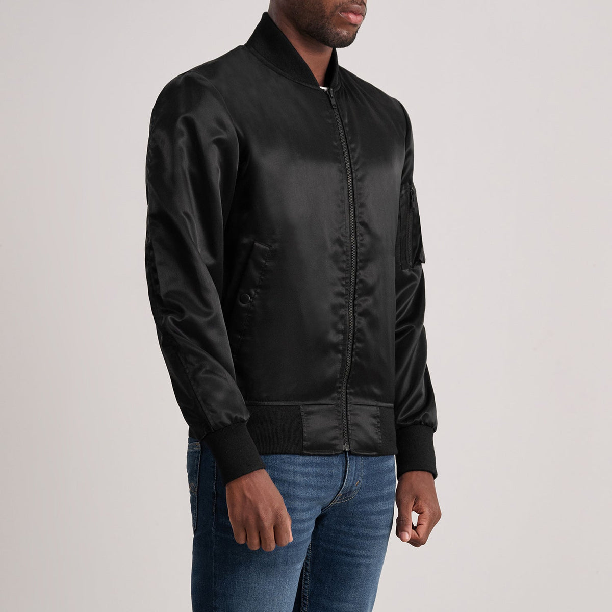 
Black Satin Bomber Jacket - Pamje e pasme me supe të theksuara dhe buzë të pastër