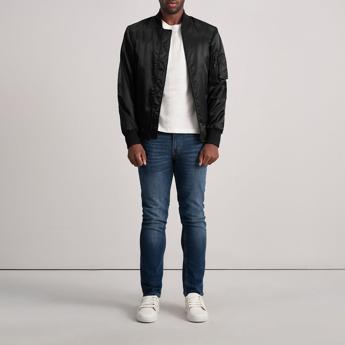
Detaje nga afër of Varsity & Zipper Hardware on Quinton MA-1 E zezë Xhaketë Bomber Lëkure për Meshkuj