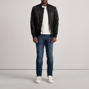 
Detaje nga afër of Varsity & Zipper Hardware on Quinton MA-1 E zezë Xhaketë Bomber Lëkure për Meshkuj