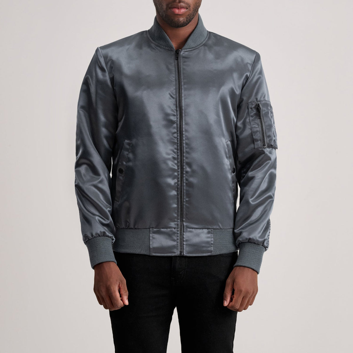 
Quinton MA-1 Grey Xhaketë Bomber Lëkure për Meshkuj in Grey Satin - Pamje ballore dhe siluetë e përshtatur | Bli online