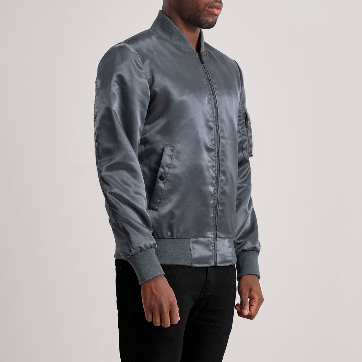 
Grey Satin Bomber Jacket - Pamje e pasme me supe të theksuara dhe buzë të pastër