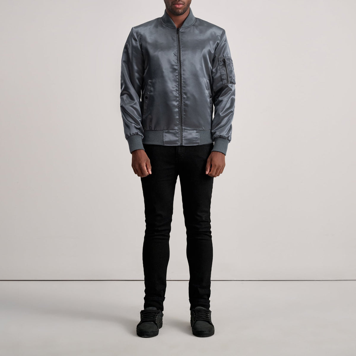 
Detaje nga afër of Varsity & Zipper Hardware on Quinton MA-1 Grey Xhaketë Bomber Lëkure për Meshkuj