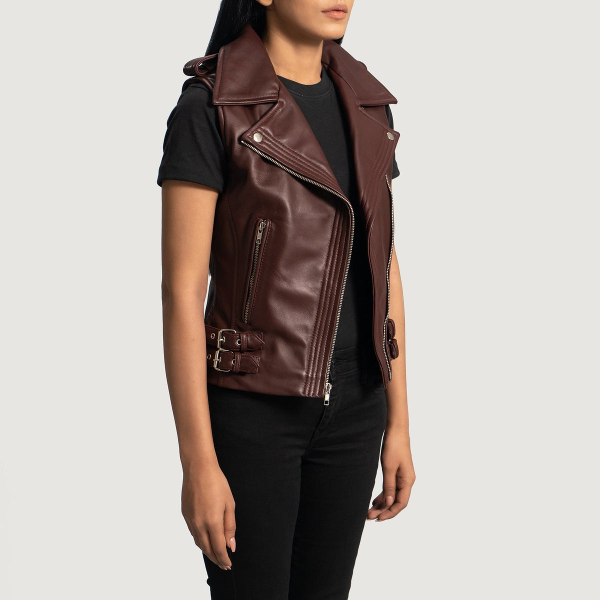 
Rhonda Vishnje Leather Biker Vest për Femra - Pamje anësore me prerje ergonomike të mëngëve