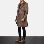 
Mocha Brown Calfskin Leather Trench Coat - Pamje e pasme me supe të theksuara dhe buzë të pastër