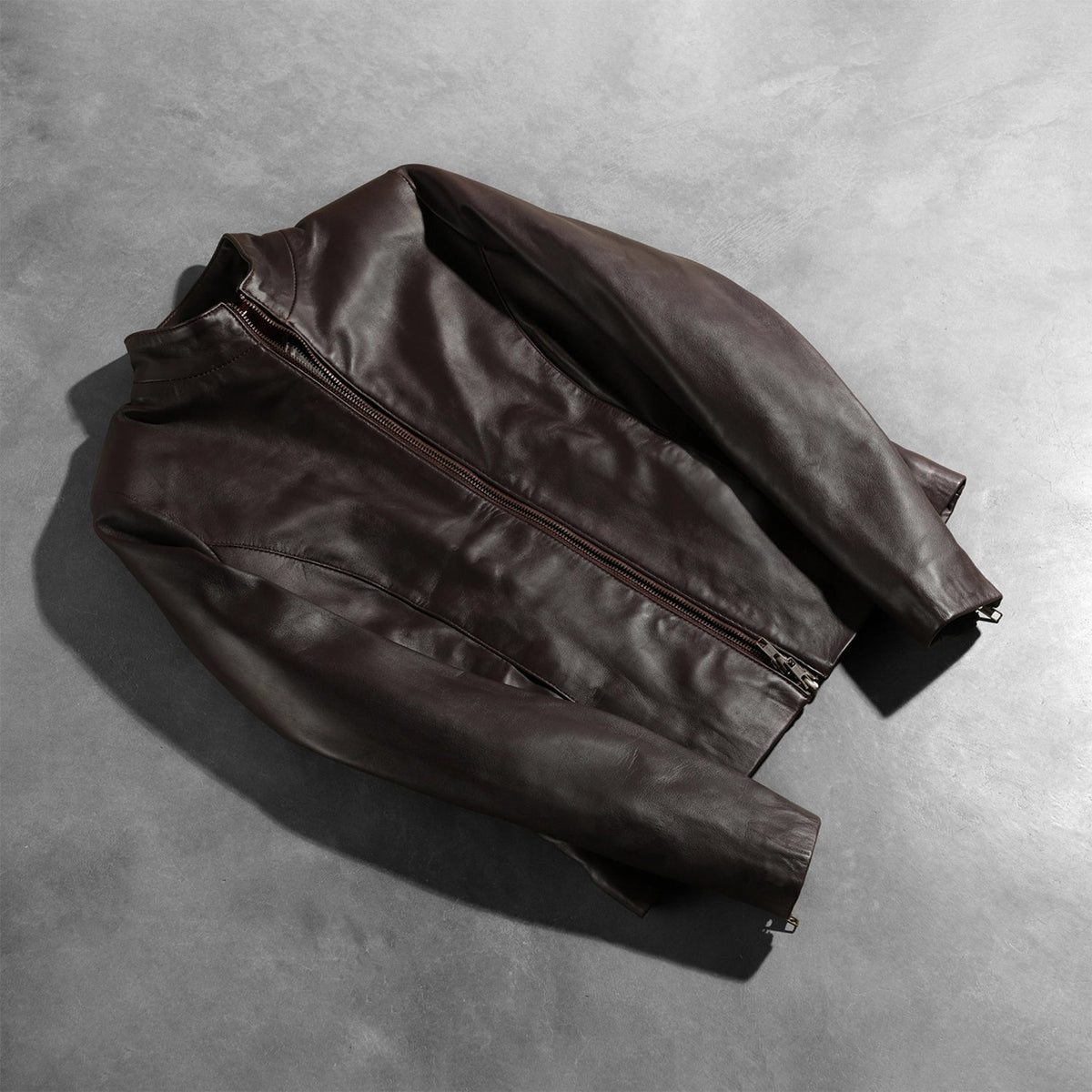 
Përpunim artizanal i buzës së poshtme Rumella Maroon Leather Biker Jacket