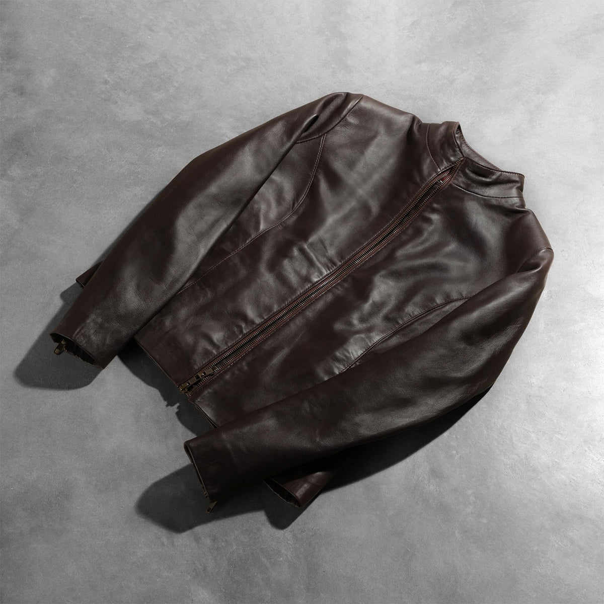 
Pamje e veshur në trup:  Rumella Maroon Leather Biker Jacket në model në dritë natyrale dite
