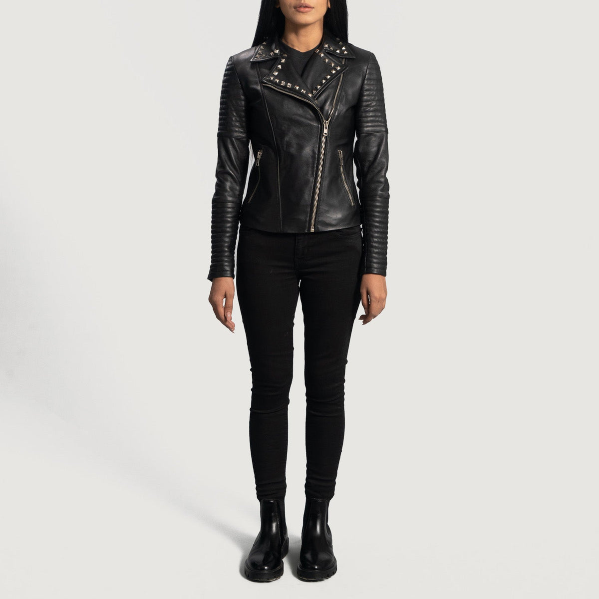 
Detaje nga afër of Notch & Zipper Hardware on Sally Mae me Pika Metalike E zezë Xhaketë Motociklisti Lëkure për Femra