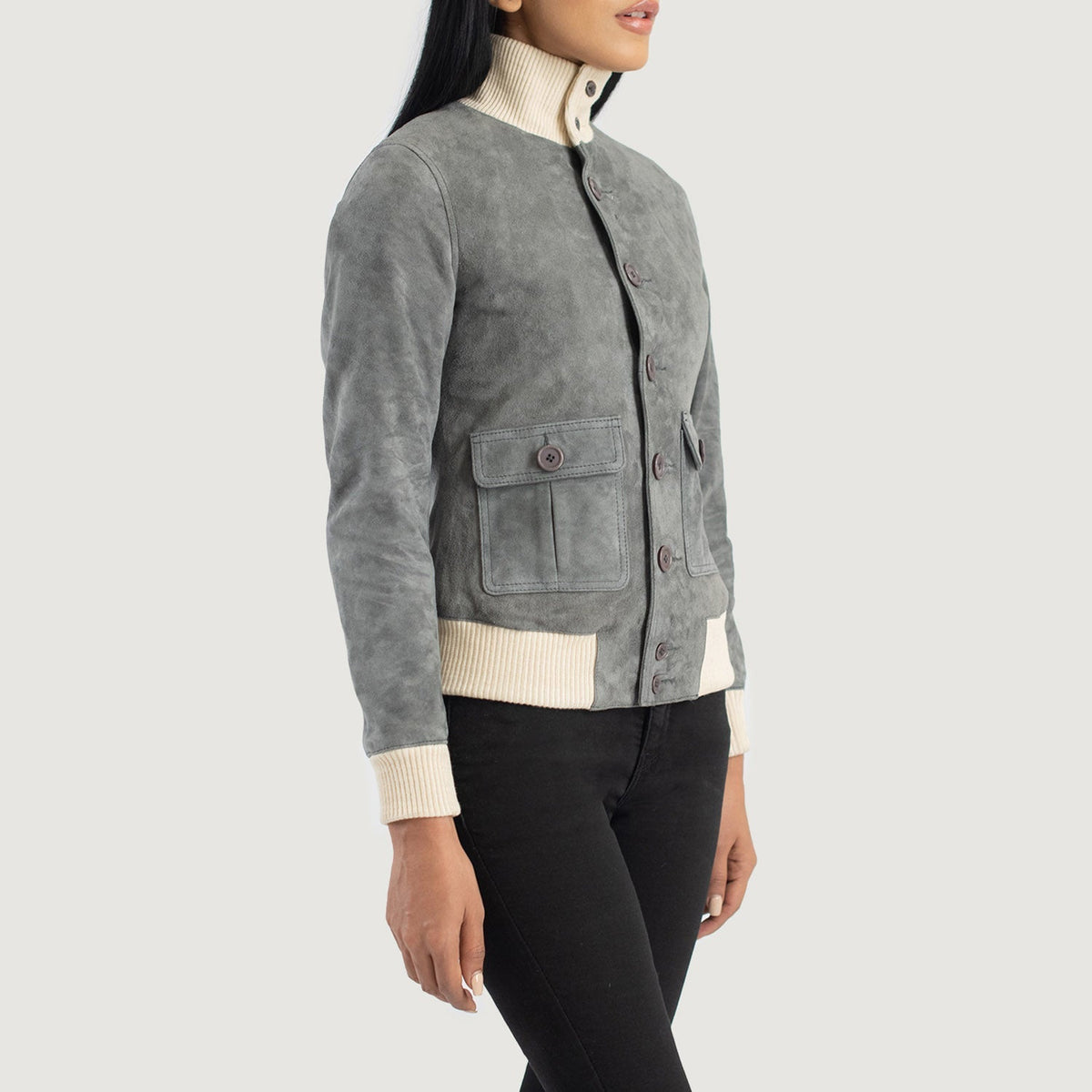 
Pamje e veshur në trup:  Sasha A1 Black Suede Bomber Jacket në model në dritë natyrale dite