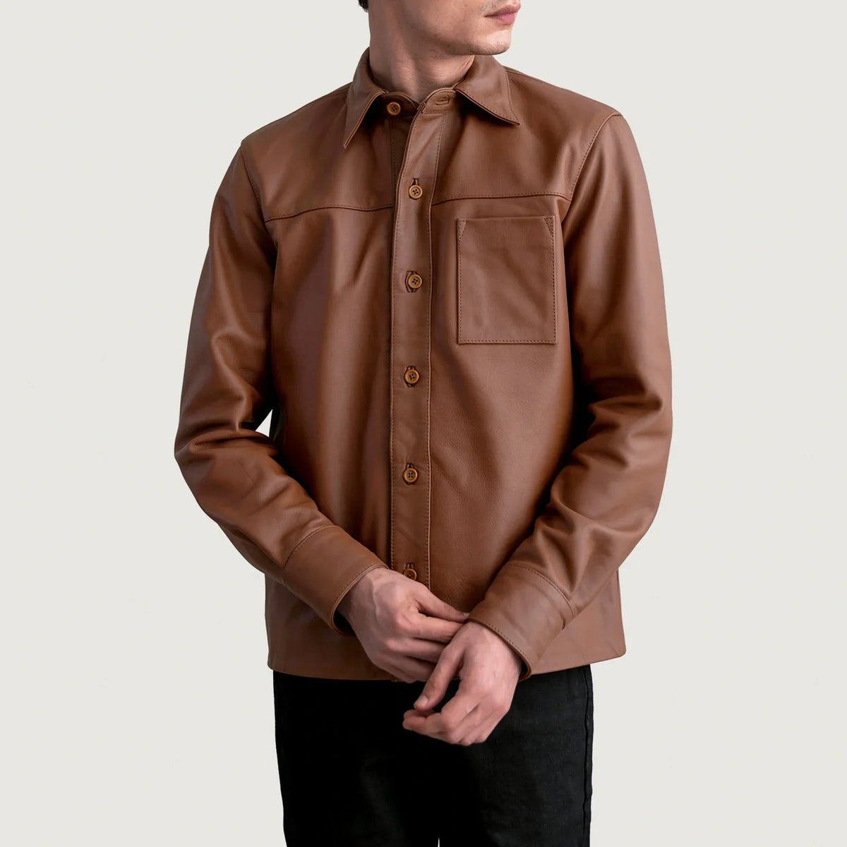 
Scout Matte Kafe Leather Shirt për Meshkuj - Pamje anësore me prerje ergonomike të mëngëve