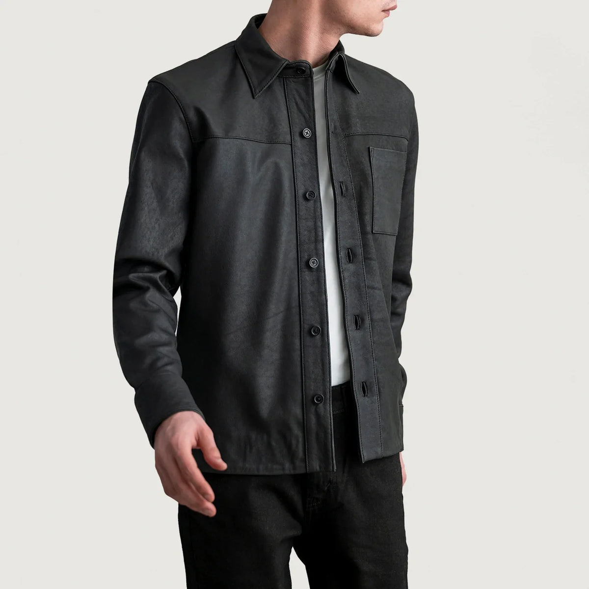 
Scout Tumbled E zezë Leather Shirt për Meshkuj in Tumbled Black Sheepskin Leather - Pamje ballore dhe siluetë e përshtatur | Bli online