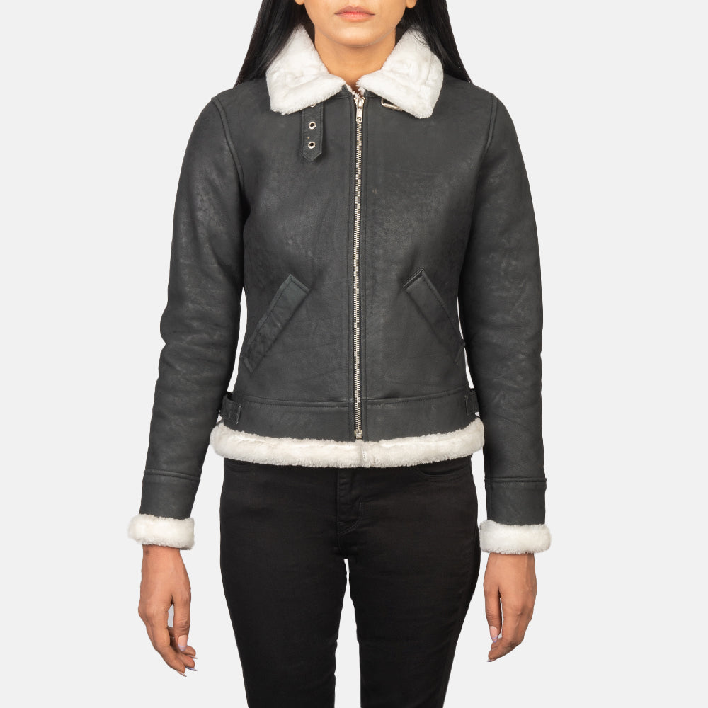 
Pamje e veshur në trup:  Sherilyn B-3 Distressed Black Leather Bomber Jacket në model në dritë natyrale dite