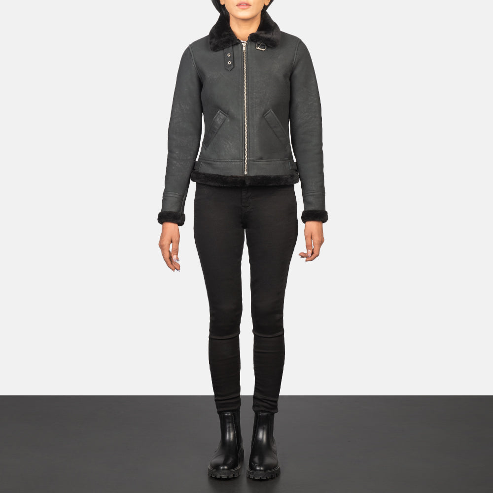 
Sherilyn B-3 Distressed Black Leather Bomber Jacket - Pamje anësore me prerje ergonomike të mëngëve