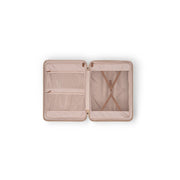 
Pamje e veshur në trup:  Hand Luggage Suitcase Front Pocket Zuna në model në dritë natyrale dite