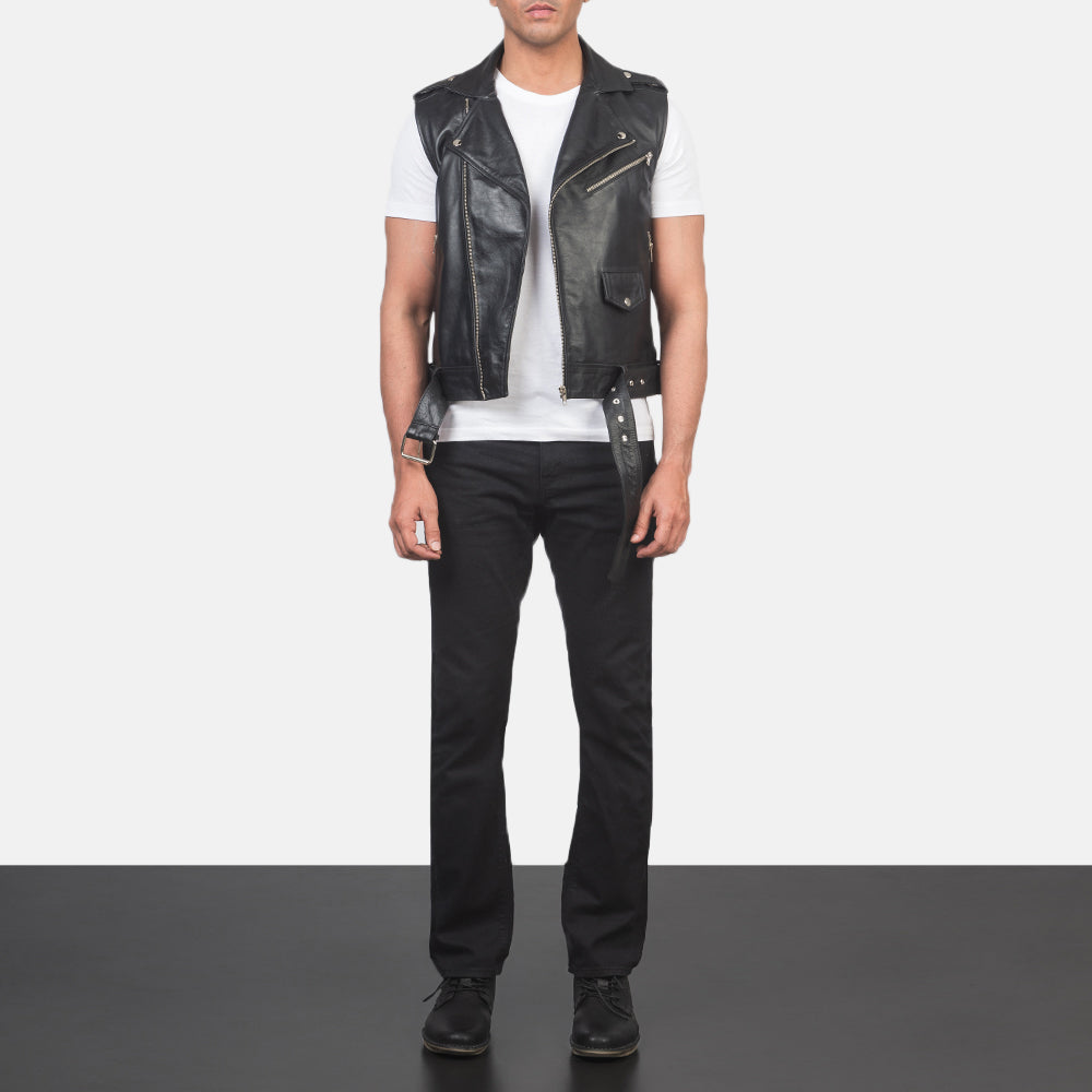 
Sullivan E zezë Leather Biker Vest për Meshkuj - Pamje anësore me prerje ergonomike të mëngëve