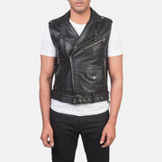 
Detaje nga afër of Notch & Zipper Hardware on Sullivan E zezë Leather Biker Vest për Meshkuj