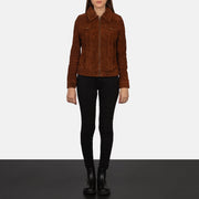 
Pamje e afërt e jakës dhe zinxhirëve metalikë Suzy Brown Suede Trucker Jacket