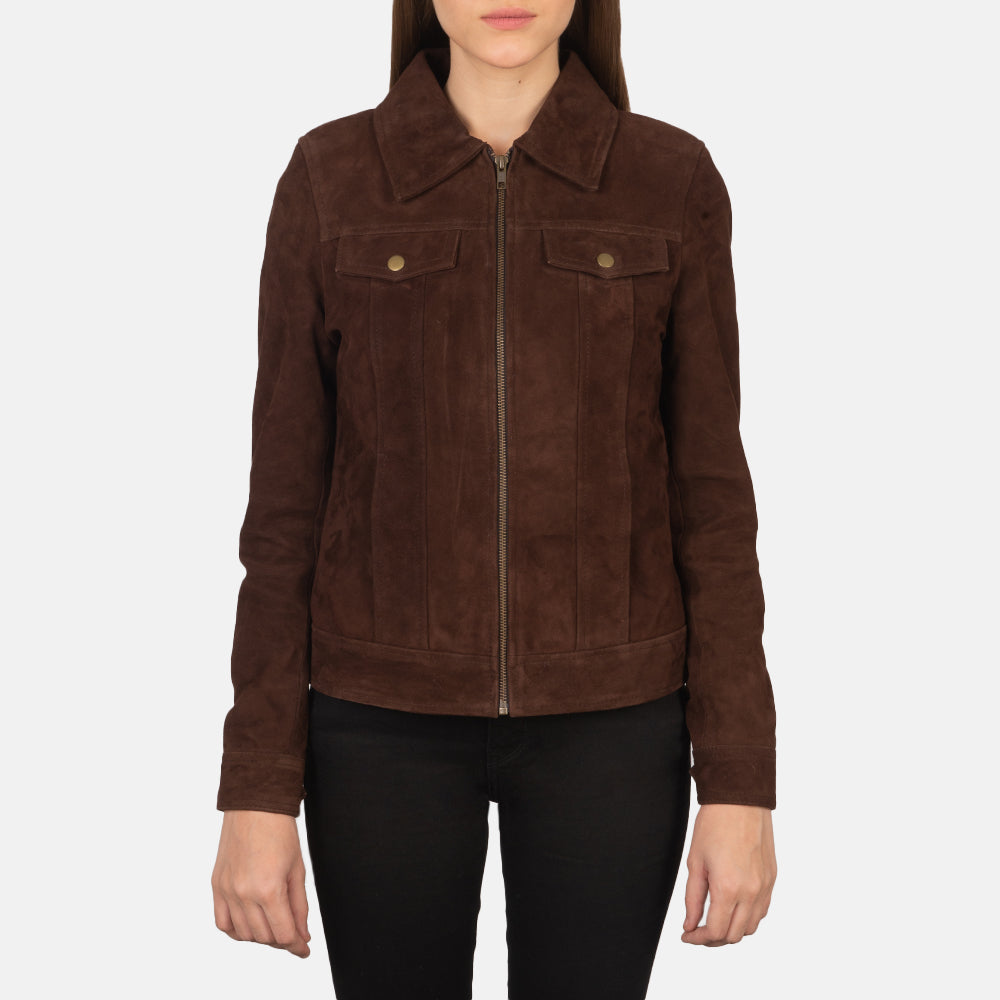 
Pamje e veshur në trup:  Suzy Brown Suede Trucker Jacket në model në dritë natyrale dite