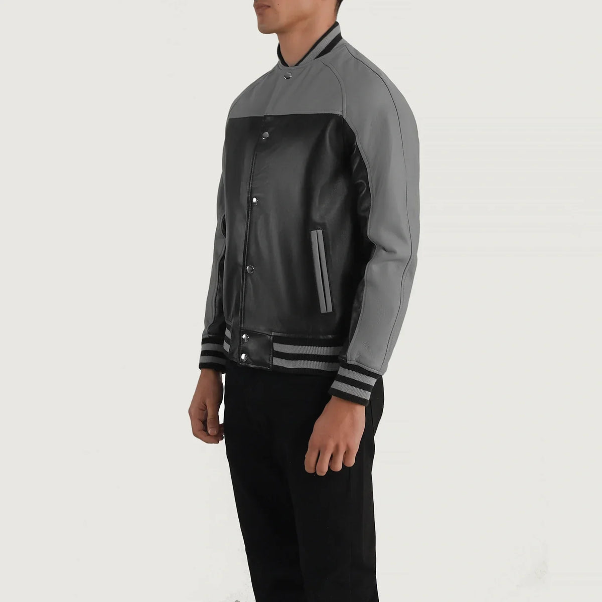 
Black & Red Sheepskin Leather Varsity Jacket - Pamje e pasme me supe të theksuara dhe buzë të pastër
