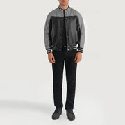 
Terrance Black & Red Leather Varsity Jacket - Pamje anësore me prerje ergonomike të mëngëve