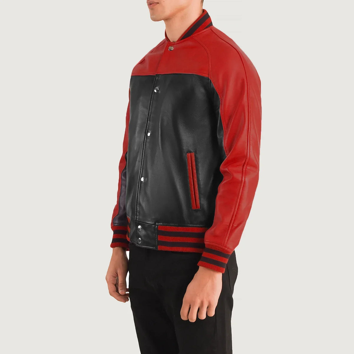 
Pamje e veshur në trup:  Terrance Black & Red Leather Varsity Jacket në model në dritë natyrale dite