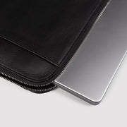 
The Baxter Leather Laptop Sleeve për Femra për Femra – alternate product view 4
