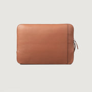 
The Baxter Brown Leather Laptop Sleeve For Men & Women in Brown Full-Grain Leather - Pamje ballore dhe siluetë e përshtatur | Bli online