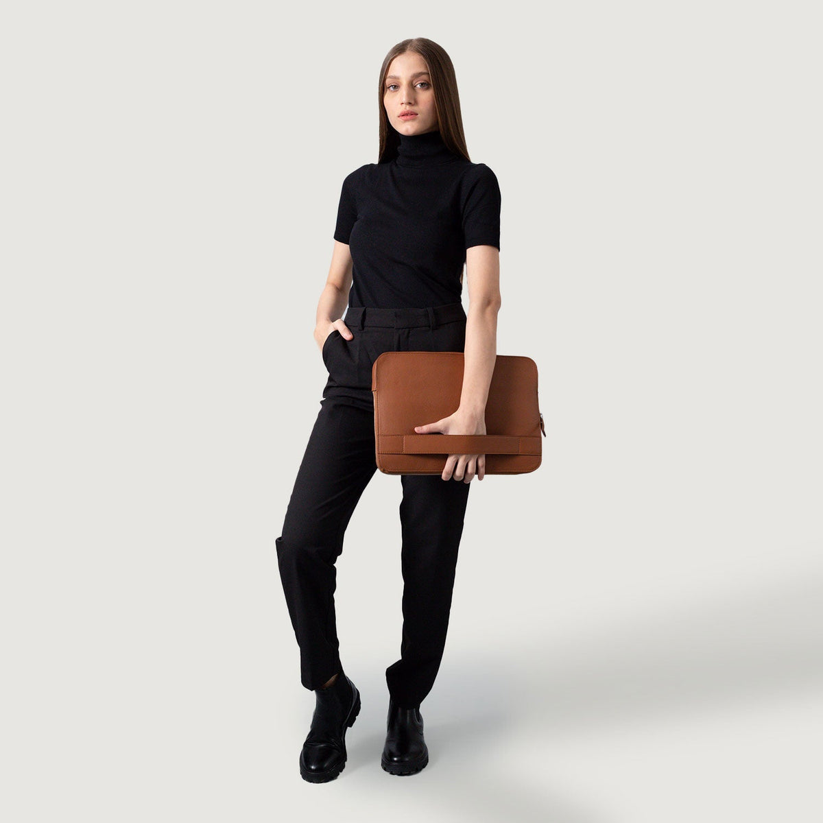 
Brown Full-Grain leather Goods - Pamje e pasme me supe të theksuara dhe buzë të pastër