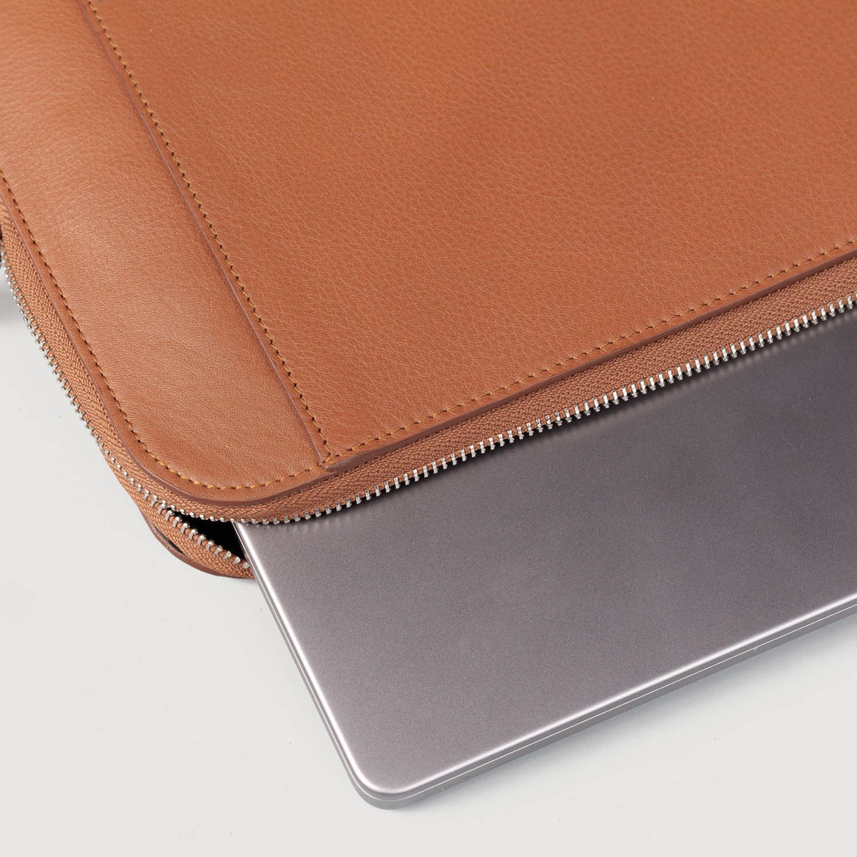 
Detaje nga afër of Classic Collar & Heavy-Duty Zipper Hardware on The Baxter Brown Leather Laptop Sleeve For Men & Women