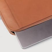 
Detaje nga afër of Classic Collar & Heavy-Duty Zipper Hardware on The Baxter Brown Leather Laptop Sleeve For Men & Women