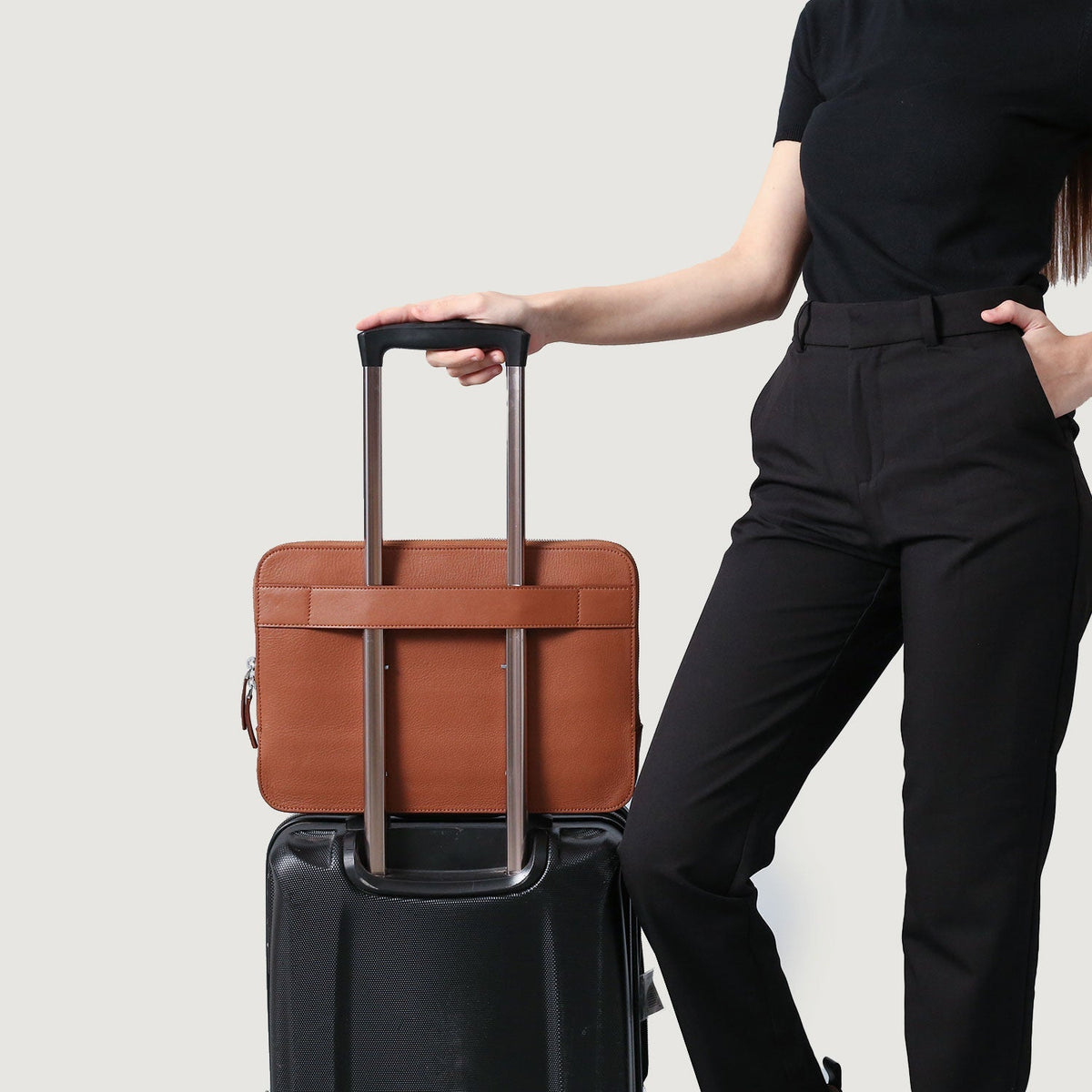 
Pamje e veshur në trup:  The Baxter Brown Leather Laptop Sleeve For Men & Women në model në dritë natyrale dite