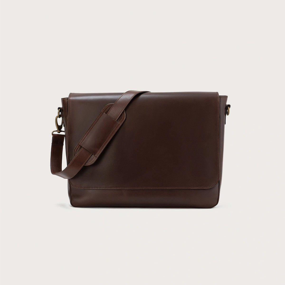 
The Carismatico Vintage Brown Leather Messenger Bag For Men & Women in Vintage Brown Full-Grain Leather - Full Exterior Pamje ballore dhe siluetë e përshtatur | Bli online