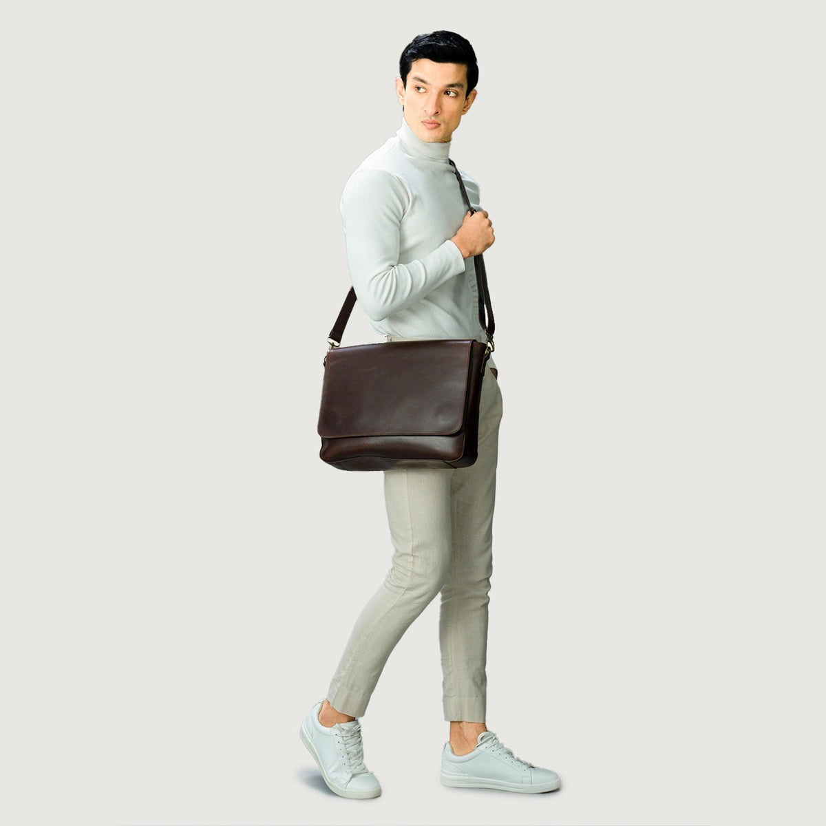 
Vintage Brown Full-Grain Leather Messenger Bag - Pamje e pasme me rripa lëkure të përforcuar