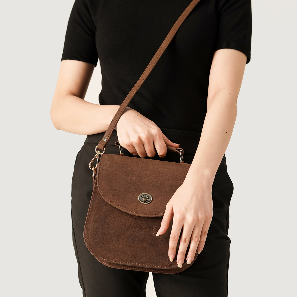 
Solid Antique Brass Hardware & Heavy-Duty Dual Zipper Detail on The Sandra Vintage Kafe e çelët Leather Saddle Bag For Women