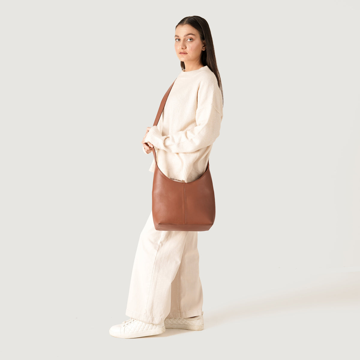 
Brown Full-Grain leather Goods - Pamje e pasme me supe të theksuara dhe buzë të pastër