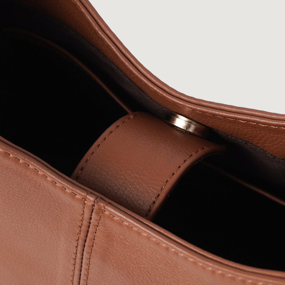 
Pamje e veshur në trup:  The Stefani Brown Leather Hobo Bag For Women në model në dritë natyrale dite