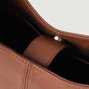 
Pamje e veshur në trup:  The Stefani Brown Leather Hobo Bag For Women në model në dritë natyrale dite
