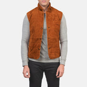
Tony Kafe Suede Vest për Meshkuj in Brown Goatskin Suede - Pamje ballore dhe siluetë e përshtatur | Bli online