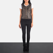 
Vanda Distressed Kafe Leather Biker Vest për Femra - Pamje anësore me prerje ergonomike të mëngëve