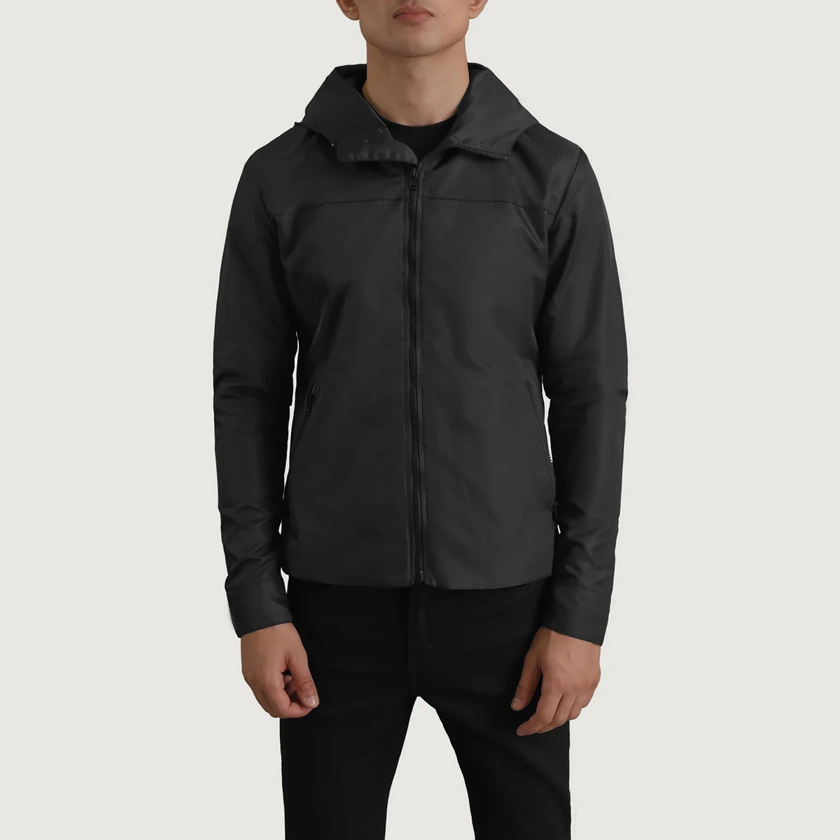 
Detaje nga afër of Classic Collar & Zipper With Inside Wind Flap. Hardware on Wesley E zezë Hooded Windbreaker Xhaketë Lëkure për Meshkuj