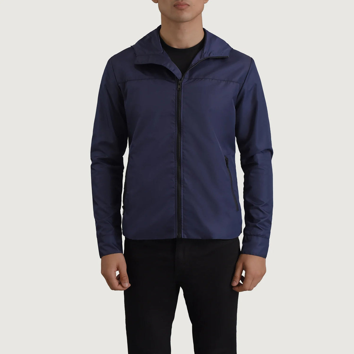 
Detaje nga afër of Classic Collar & Zipper With Inside Wind Flap. Hardware on Wesley Blu Hooded Windbreaker Xhaketë Lëkure për Meshkuj