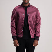 
Xander Vishnje Varsity Xhaketë Lëkure për Meshkuj - Pamje anësore me prerje ergonomike të mëngëve