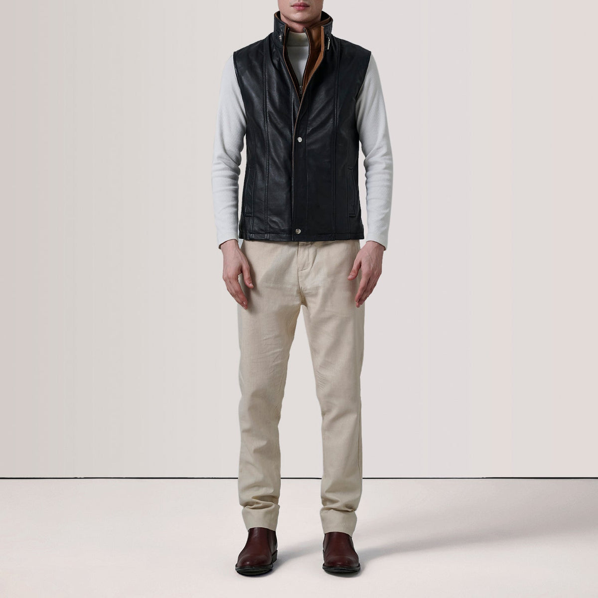 
Grey Goatskin Suede Leather Vest - Pamje e pasme me supe të theksuara dhe buzë të pastër