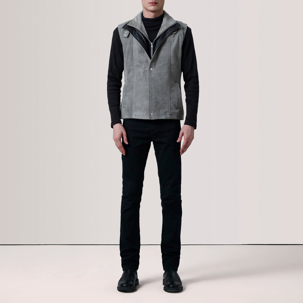 
Pamje e veshur në trup:  Zane Grey Suede Vest For Men në model në dritë natyrale dite