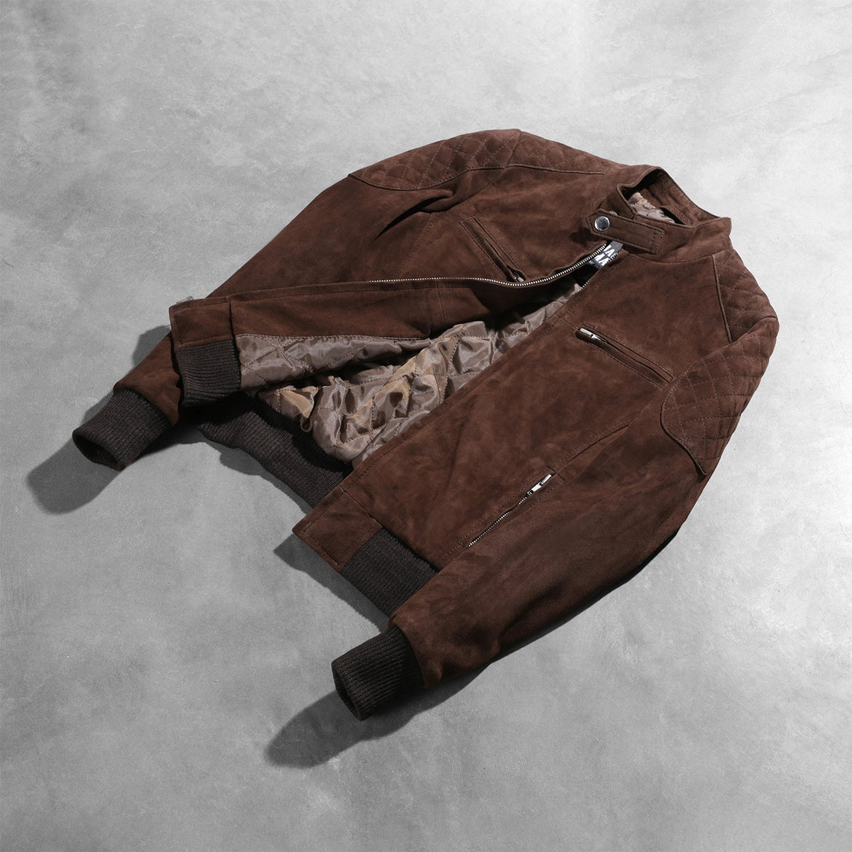 
Pamje e veshur në trup:  Zenna Mocha Suede Bomber Jacket në model në dritë natyrale dite